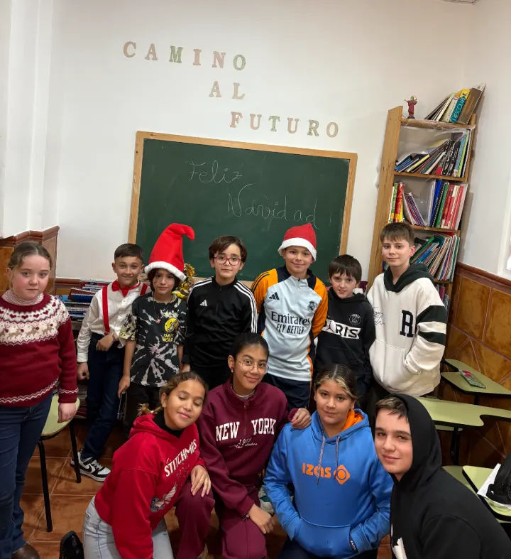 Alumnos de Primaria y ESO en la fiesta de Navidad bajo el lema «Camino al futuro»