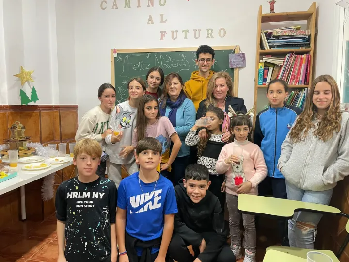 Profesoras y alumnos de Academia Toré en la fiesta de Navidad