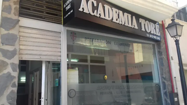 Fachada de Academia Toré con el rótulo negro