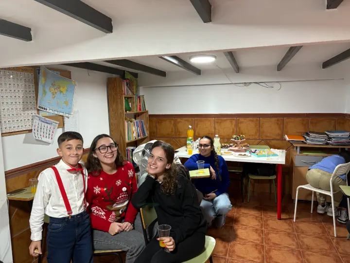 Alumnas sonriendo en la merienda de Navidad de la academia