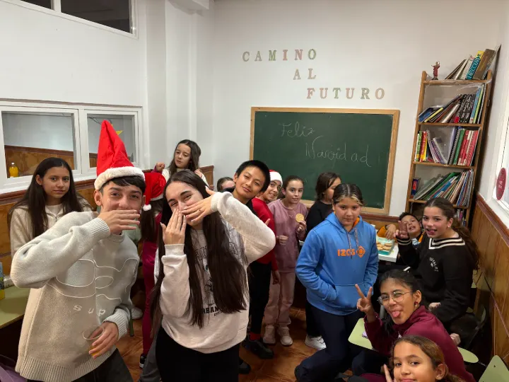 Grupo de alumnos con gorros de Papá Noel en la fiesta de Navidad